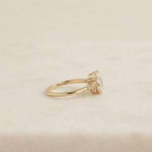 Anillo de Compromiso de Oro Rosa de 18K para Mujer con Diamante Cultivado en Laboratorio de Corte Princesa de 1.00 CT y Piedras Laterales de Corte Brillante, Certificado IGI - Product Image 2