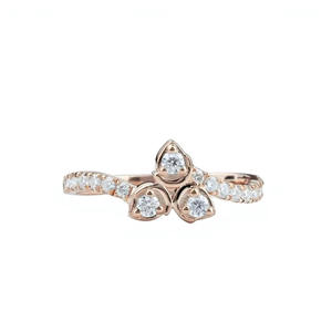 Anillo de compromiso de oro rosa de 14K/18K con tres diamantes cultivados en laboratorio de corte redondo en forma de flor, delicado anillo de boda apilable con diseño de trébol. - Product Image 1
