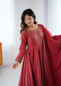 Robe Anarkali en soie Chanderi Roman Shimmer avec broderie de perles faite à la main, ensemble six-quinze Kali, broderie Jari évasée de quatre mètres, dupatta et pantalon - Product Image 4