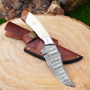 Cuchillo Skinner de Acero de Damasco Hecho a Mano con Mangos de Cuerno y Funda de Cuero, Cuchillo Personalizado - Product Image 1