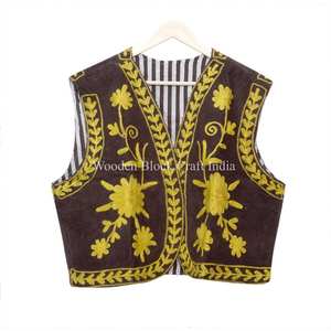Chaleco corto de algodón hecho a mano para mujer, sin mangas, bordado a mano con motivos florales, acolchado, para otoño e invierno. - Product Image 4