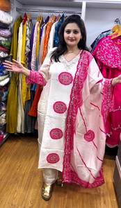 Belle conception colorée imprimée numérique bordure droite Fancy Kurti prête pour les occasions festives comme Diwali ou Sangeet - Product Image 4