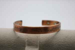 Brazalete Magnético de Cobre Grabado a Mano, Ajustable, Estilo Rústico Boho - Product Image 5