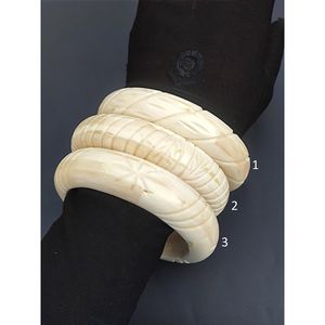 Bracelets en résine et en bois de designer avec des accessoires de bijoux au charme naturel - Product Image 3