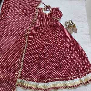 ชุดเดรส Anarkali ผ้าชีฟองพิมพ์ลาย Bandhani สีแดง ทรงเอ พร้อมผ้าคลุมไหล่ ปักลายดอกไม้ เอวทรงเอ็มไพร์ เปิดหลัง เหมาะสำหรับงานเลี้ยงตอนเย็นหรืองานแต่งงาน - Product Image 4
