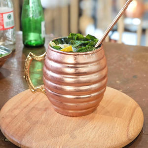 Mug en cuivre classique, parfait pour les boissons détox au citron et les boissons saines du matin, fabriqué à la main en Inde. - Product Image 1