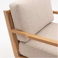 El Sillón Club Zentique Davin Square presenta un respaldo moderno de listones de madera maciza natural y un acolchado tapizado de color neutro.