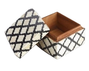 Caja de Almacenamiento de Joyas Cuadrada con Incrustaciones de Resina y Hueso, Diseño Geométrico Moderno, Hecha a Mano, Ecológica, Duradera, de Lujo, Artesanal y Decorativa - Product Image 1