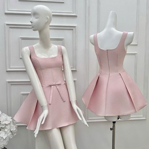Robe Courte en Satin Coréenne pour Femme, Col Carré, Bretelles Larges, Coupe Droite, Détail Nœud, Coupe Évasée, Couleur Bonbon, Idéale pour les Vacances d'Été (OEM) - Product Image 1