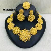 Collier classique court pour femme avec pendentif fleur en laiton plaqué or 24 carats, chaîne maille forçat d'un gramme, idéal pour les fêtes et mariages