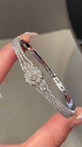 Bracelet tennis classique unisexe en or blanc 14 carats avec diamants de laboratoire ronds de 5 carats, certifié IGI, pavé halo, par Apricot Jewels - Product Image 3