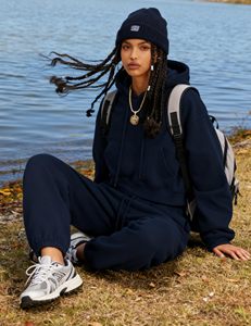 Conjunto de Sudadera Corta con Capucha y Pantalones Cortos para Mujer, Sudadera con Capucha Lisa y Conjunto Personalizado, Conjunto Deportivo Informal para Mujer - Product Image 4