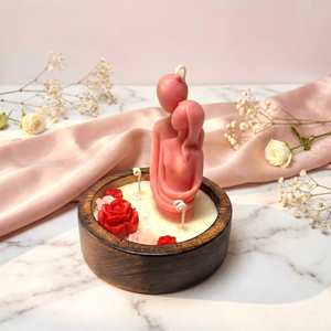 Escultura romántica de pareja con vela en cera rosa suave, figura artística de amor como centro de mesa dentro de un cuenco de madera rústico con motivos florales. - Product Image 5