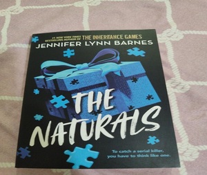 The Naturals de Jennifer Lynn Barnes, libro en inglés con tapa blanda, libro de ficción para jóvenes adultos - Product Image 1