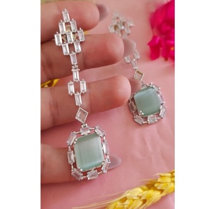 Boucles d'oreilles élégantes et tendance en laiton plaqué argent avec moissanite, nouveau design pour femmes, bijoux de soirée - Product Image 1