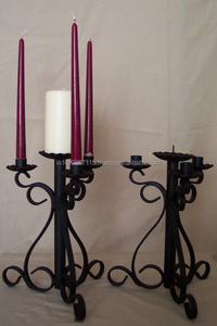 Candelabros decorativos de hierro fundido con curvas clásicas y patrones de desplazamiento para un ambiente de inspiración vintage atemporal - Product Image 5