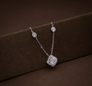 Collar de Barra de Plata de Ley 925 con Diamantes Cultivados en Laboratorio de Corte Princesa y Colgante Ovalado Certificado por IGI para Mujer - Product Image 3