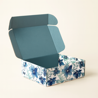 Boîte d'expédition en carton ondulé personnalisée avec impression couleur CMYK, matériaux recyclés, résistante à l'écrasement, pelliculage brillant, gaufrage, pour chaussettes en fourrure