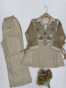 Ensemble de qualité supérieure Salsa Silk Top Palazzo et Shrug avec broderies de perles et de paillettes, tenue de soirée trois pièces de créateur - Product Image 2