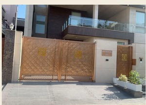 Conception de façade de villa moderne, façade extérieure de maison de luxe, architecture contemporaine, balcon avec balustrade en verre, bâtiment résidentiel - Product Image 2