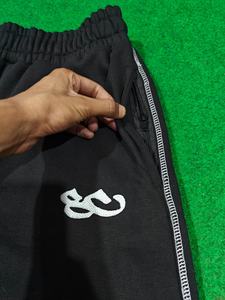 Jogger en tissu chenille brodé de qualité supérieure 2026, 400 GSM, couleur noire, avec coutures de panneaux et revers personnalisés - Product Image 3