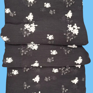 Tela de Chifón Negra Premium al por Mayor con Bordado Floral Blanco - Material Estilo Georgette Arrugado para Prendas de Vestir - Product Image 1