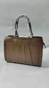 Elegante Bolso de Hombro de Cuero Genuino Premium para Mujer con Cadenas, Bolso Versátil y Espacioso para Oficina, Viajes y Uso Diario, India - Product Image 3