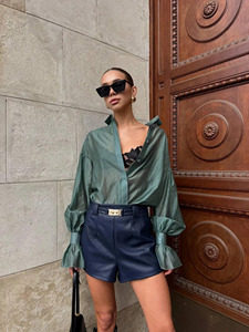 Shorts en similicuir taille haute pour homme avec doublure en soie, en cuir écologique rouge, décontractés pour les fêtes, coupe-vent, avec fermeture boutonnée et logo frontal - Product Image 6
