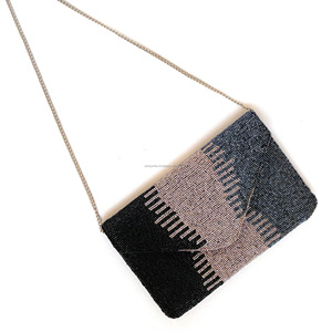 Bolso de mano tipo sobre con cuentas geométricas en negro, azul marino y plateado, hecho a mano, con cierre magnético duradero, portátil, informal, para fiestas. - Product Image 4