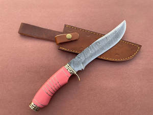 Nouveau Couteau de Chasse et de Survie Bowie Multifonction Ambidextre de 14 pouces en Acier Damas Fait Main, Manche en Résine Rose et Laiton Personnalisé - Product Image 4