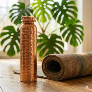 Bouteille d'eau en cuivre moderne, imprimée et à motif martelé, écologique, portable, personnalisable, à motif classique, pour la maison, par UO - Product Image 1