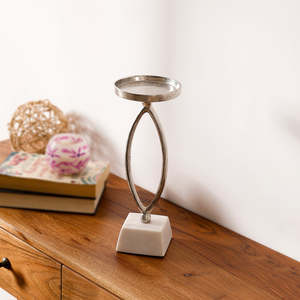 Ensemble de deux porte-bougies en aluminium argenté avec base en marbre blanc, élégants supports à bougies en métal pour table à manger - Product Image 4