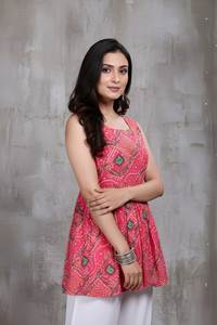 Tunica da Donna in Seta Delta con Stampa Bandhani, Senza Maniche, Lunghezza Regolare, Collo Rotondo, Completamente Cucita, Abbigliamento Etnico Tradizionale, Top Elegante - Product Image 5