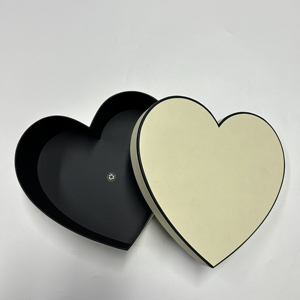 Caja de Regalo de Boda con Forma de Corazón, Personalizada con Encaje Rojo Elegante y Listón - Product Image 2