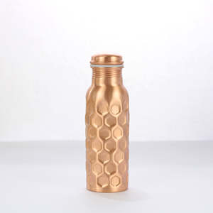 Botella de Agua de Cobre Hecha a Mano BoldBlossom, de Alta Demanda, para Yoga, Gimnasio o Uso Diario, Disponible para Suministro al por Mayor - Product Image 5