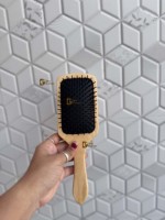 Nouvelle brosse à cheveux en bois et cuir, faite à la main par un designer, avec un motif à carreaux noir et blanc, design minimaliste