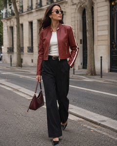Blouson court en similicuir rouge bordeaux pour femme, style motard, col montant, poches zippées, rayures contrastées, vêtement d'extérieur décontracté et tendance, vente en gros - Product Image 6