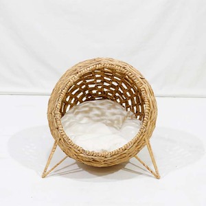 Lit de repos surélevé pour chat en forme de dôme, en jacinthe d'eau naturelle et structure en fer, le plus bien noté - Product Image 1