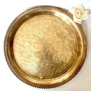 Plateau de service traditionnel en laiton avec des sculptures complexes, idéal pour les rituels de pooja, les restaurants et les intérieurs à thème historique. - Product Image 2