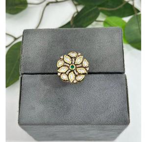 Anillo Ajustable de Latón Chapado en Oro de Primera Calidad con Moissanita y Kundan, Elegante y Moderno, para Bodas y Fiestas - Product Image 2