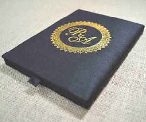 Carte d'invitation de mariage personnalisée en acrylique transparent avec boîte cadeau noire aspect soie, impression blanche, couvercle avec monogramme doré - Product Image 1