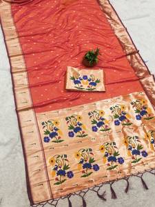 Sari de Seda Banarasi Premium con Diseño Floral Tejido en Meena, Borde Zari Rico, Pallu, Sari Tradicional Indio para Bodas y Fiestas - Product Image 4