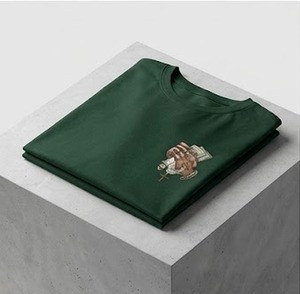 T-shirt décontracté pour homme, vert foncé, à manches courtes et col rond, avec logo frontal et impression photo d'une main tenant de l'argent, coupe classique, 100 % coton respirant - Product Image 4