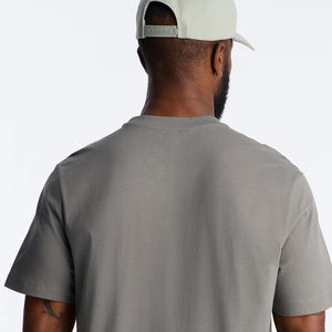 เสื้อยืดคอกลมสีพื้น แขนสั้น สไตล์ลำลองและทันสมัย ปี 2026 ผลิตจากวัสดุทนทาน พร้อมการเย็บแบบพรีเมียมสำหรับผู้ชาย - Product Image 5