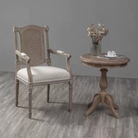Chaise Louis élégante avec dossier en rotin, offrant une touche de charme provincial français pour les événements spéciaux