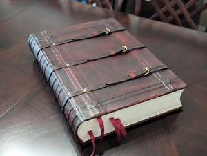 สมุดบันทึกปกหนังพร้อมสายรัด ปิดด้วยสายรัด สีน้ำตาล ลายนูน ปกแข็ง พร้อมริบบิ้นคั่นหน้า ขนาด A5 - Product Image 3