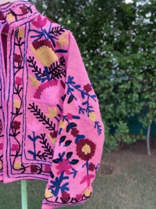 เสื้อแจ็คเก็ตบอมเบอร์ผ้าฝ้ายถักนิตติ้งสำหรับผู้หญิง งานฝีมือระดับพรีเมียม ปักลายดอกไม้สีชมพู ระบายอากาศได้ดี งานแฮนด์เมดแบบดั้งเดิม สไตล์ชนเผ่า - Product Image 3