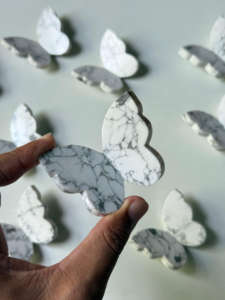 Pierre précieuse en howlite naturelle, sculpture de papillon 3D, sculptée à la main, cristal, décoration d'intérieur Feng Shui, vente en gros - Product Image 4