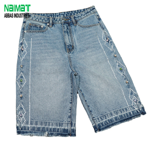 Pantalones cortos de mezclilla para hombre, lavado claro, con pedrería, corte ajustado, hasta la rodilla, con cuentas de cristal y dobladillo deshilachado - Product Image 4