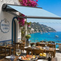 Auvent électrique en aluminium de luxe économique avec éclairage LED pour piscine et balcon, installation facile, télécommande intelligente, protection solaire
